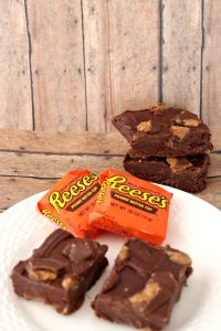 An easy no bake fudge bars recipe is one of my favorites. Add in Reese's peanut butter cups and you have a dream treat. - Teaspoon of Goodness