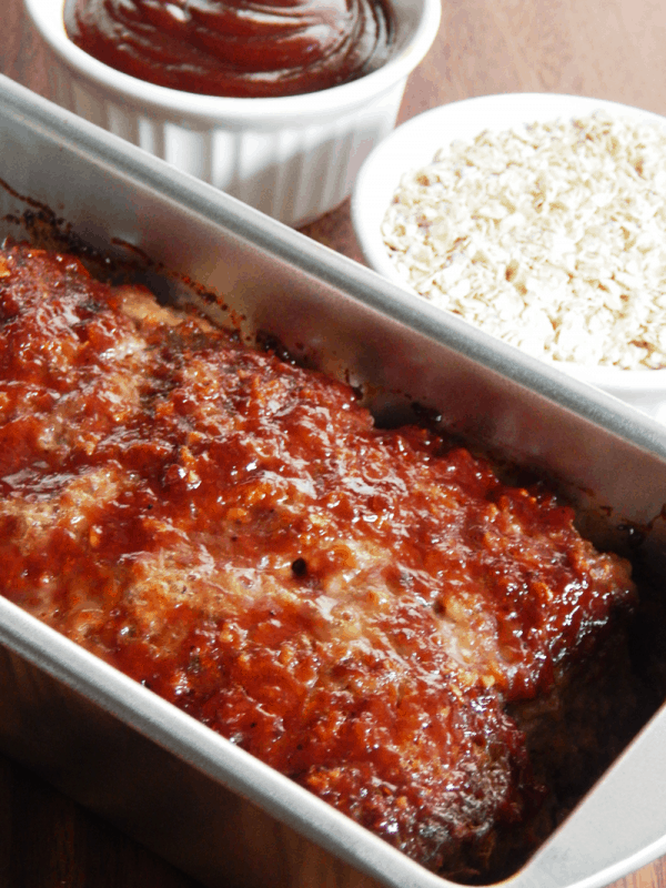 Snag this 6 ingredient easy to follow bbq meatloaf recipe that also freezes wonderfully. Turn this bbq meatloaf recipe into muffins for fun school lunch ideas. - Teaspoon Of Goodness