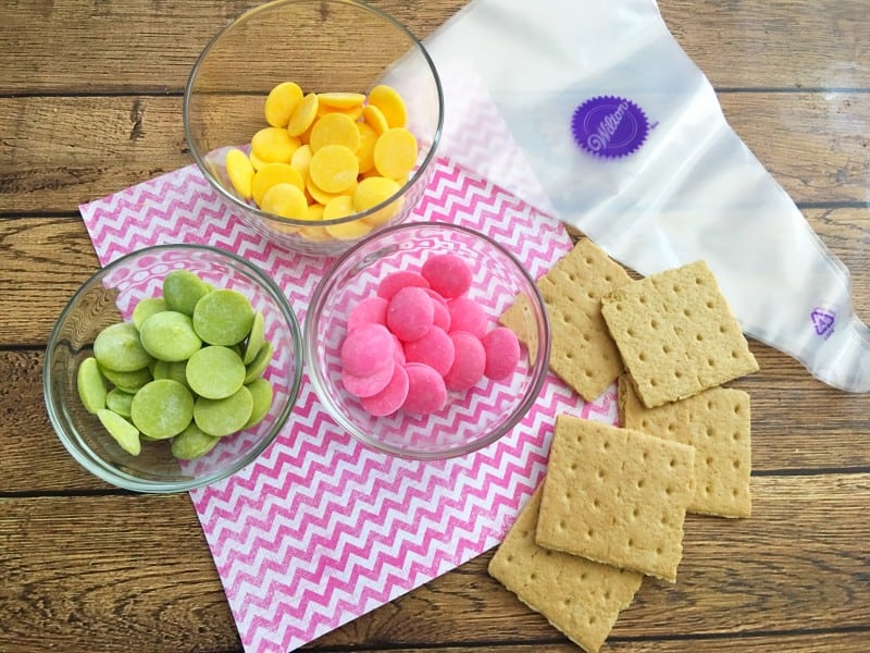 Everyone remembers the classic conversation heart candies from childhood, and now you can make this fun Valentine's Day recipe with graham crackers to resemble Conversation Hearts with your kids! - Teaspoon Of Goodness