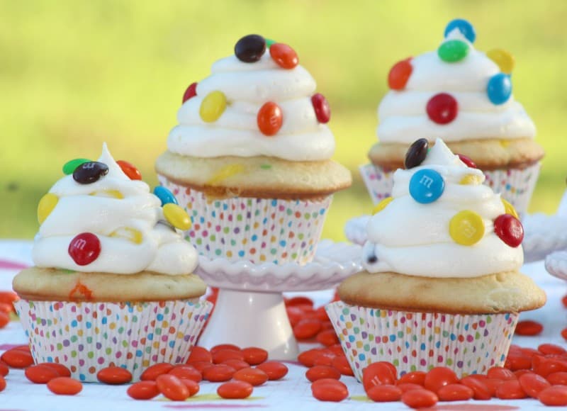 With delicious flavors in a bite sized cake, these M&M Cupcakes are the perfect idea for your summer get together! - Teaspoon of Goodness