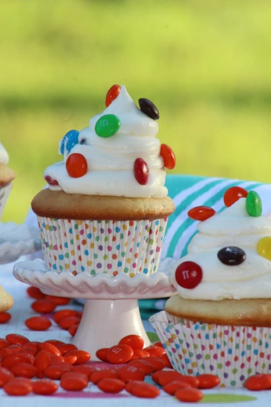 With delicious flavors in a bite sized cake, these M&M Cupcakes are the perfect idea for your summer get together! - Teaspoon of Goodness