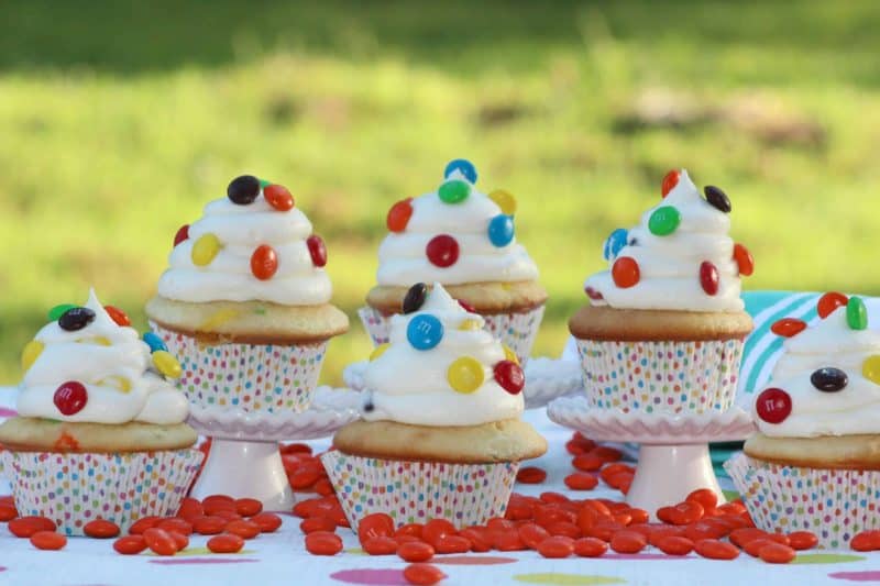 With delicious flavors in a bite sized cake, these M&M Cupcakes are the perfect idea for your summer get together! - Teaspoon of Goodness