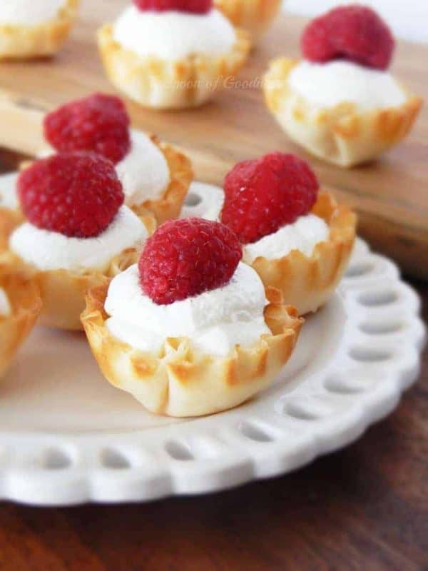 A few simple ingredients, and a few minutes of time and you can easily create a delicious raspberry tart that is ideal for taking to your weekend barbecue parties, or to add to a beautiful dinner party with friends. - Teaspoon of Goodness