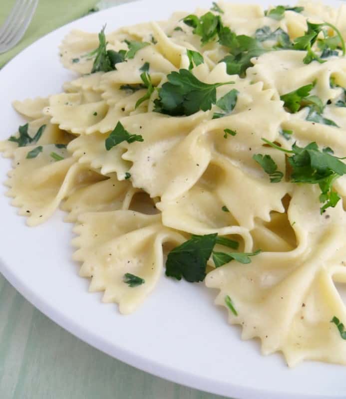 I love a great Alfredo Pasta Recipe, and this great 20-Minute Bow Tie Alfredo Pasta Recipe is a new favorite. - Teaspoon of Goodness