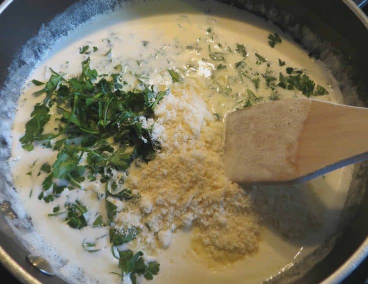 I love a great Alfredo Pasta Recipe, and this great 20-Minute Bow Tie Alfredo Pasta Recipe is a new favorite. - Teaspoon of Goodness