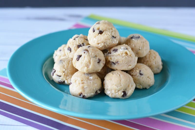 This super easy No Bake Chocolate Chip Cookies Ball recipe is a new favorite. I am such a big fan of anything that is no bake and chocolate, so I was pretty sure I would love this recipe. - Teaspoon of Goodness