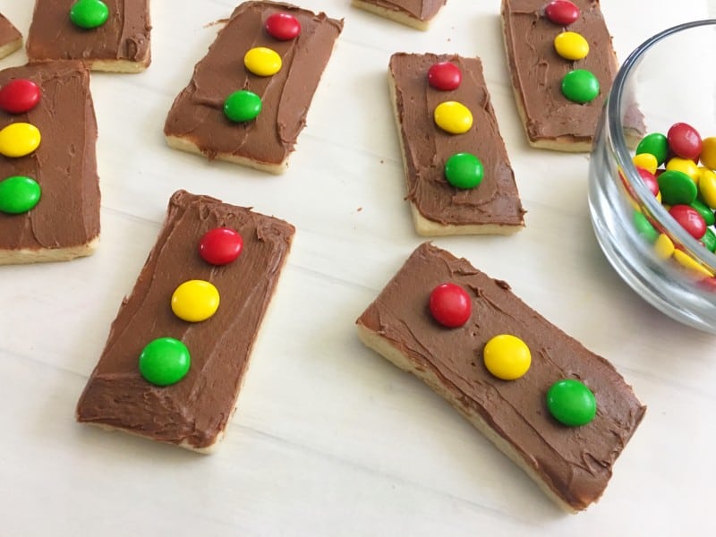 Want your kids to learn while having their snack? Look no further than this Stoplight Iced Chocolate Shortbread Cookies recipe! - Teaspoon of Goodnes