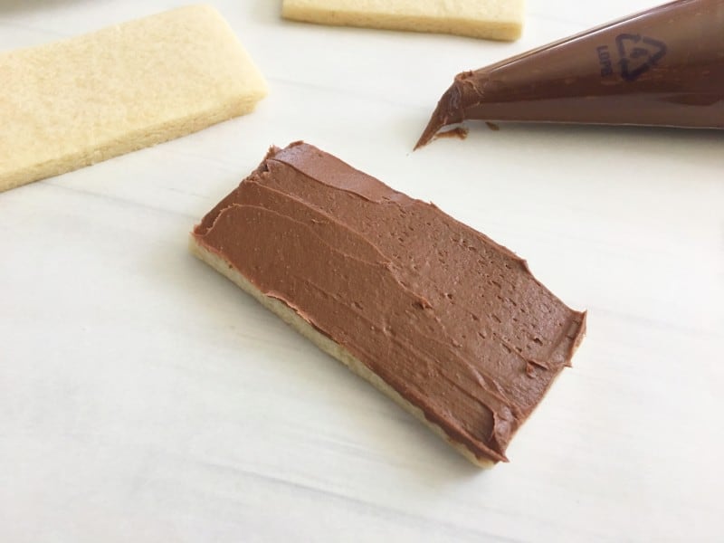 Want your kids to learn while having their snack? Look no further than this Stoplight Iced Chocolate Shortbread Cookies recipe! - Teaspoon of Goodnes