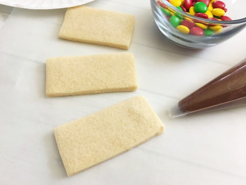 Want your kids to learn while having their snack? Look no further than this Stoplight Iced Chocolate Shortbread Cookies recipe! - Teaspoon of Goodnes